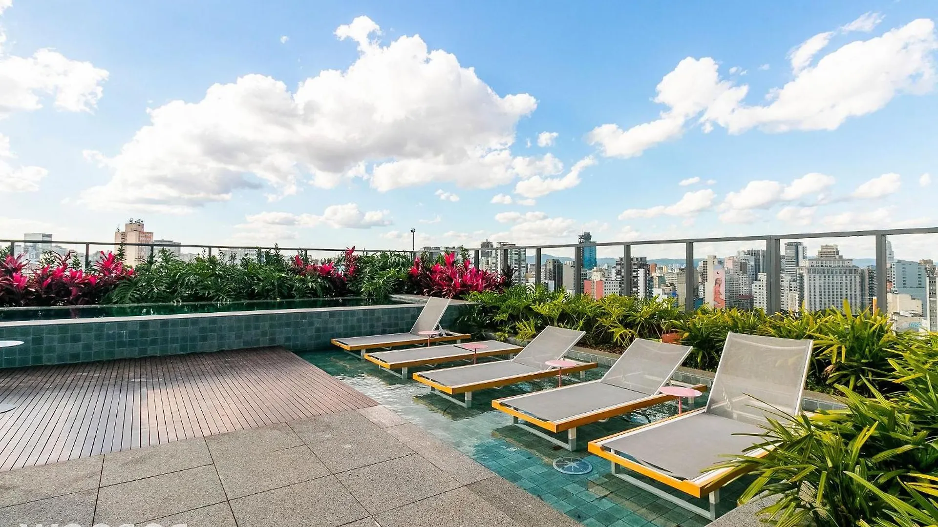 Studio Metro Liberdade - C/ Vaga, Ar E Piscina Sao Paulo Apartment
